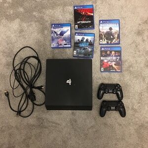 PS4 Pro 1 TB l. 2 original PS4 controllers and 5 PS4 games